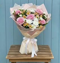 Букет цветов из:  Гвоздики, Орхидеи и Розы в Колюбакино