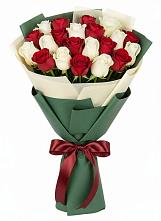 Букет Микс из красных и белых роз в Колюбакино