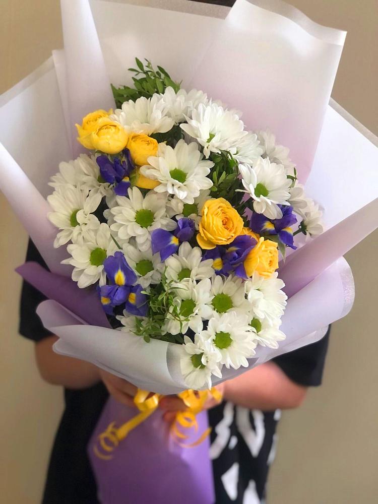 Букет цветов из: Ирисы, Хризантемы и Розы в Колюбакино