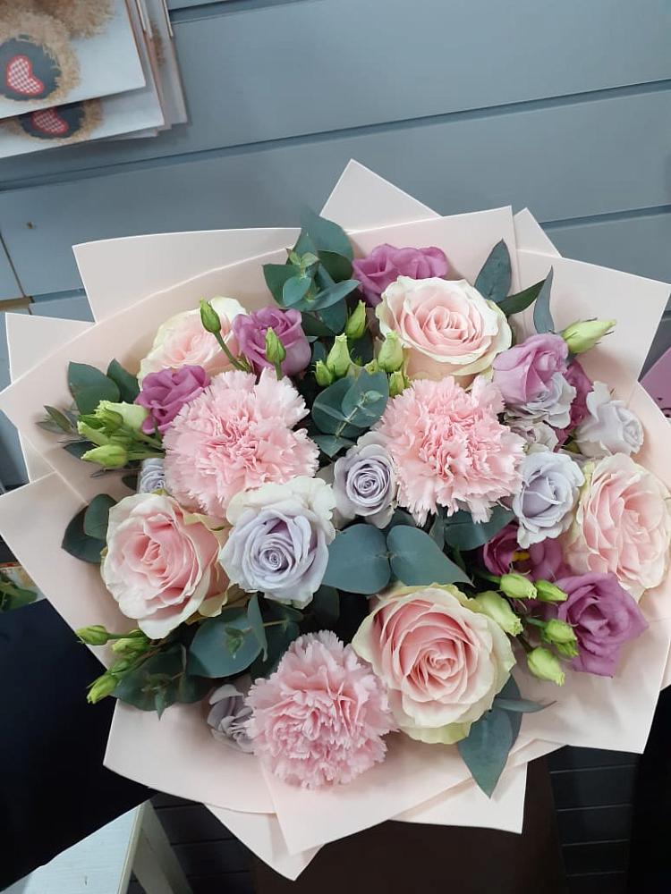 Букет цветов из: Розы, Гвоздики и Лизиантусы в Колюбакино